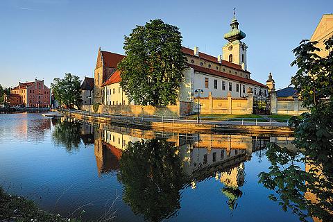 České Budějovice - řeka Malše, areál kláštera, v pozadí Černá věž, foto: Libor Sváček