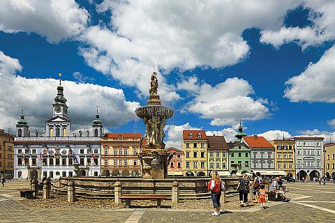 Náměstí Přemysla Otakara II., České Budějovice - Samsonova kašna, v pozadí budova radnice, foto: Libor Sváček