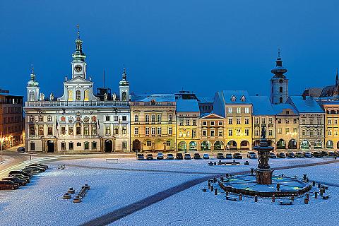 Náměstí Přemysla Otakara II., České Budějovice - Samsonova kašna, v pozadí budova radnice, zimní pohled, foto: Libor Sváček